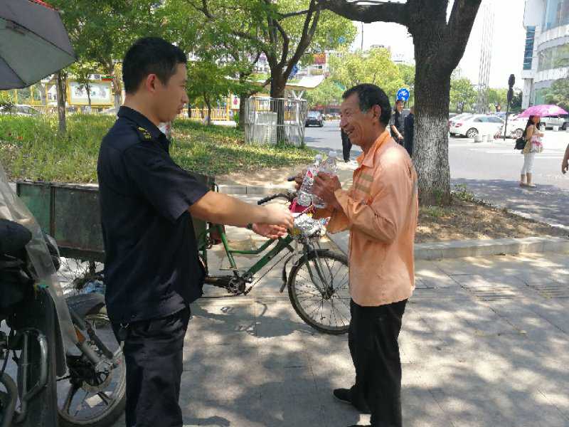 “黑料网
”自发给城市环境“美容师”送清凉